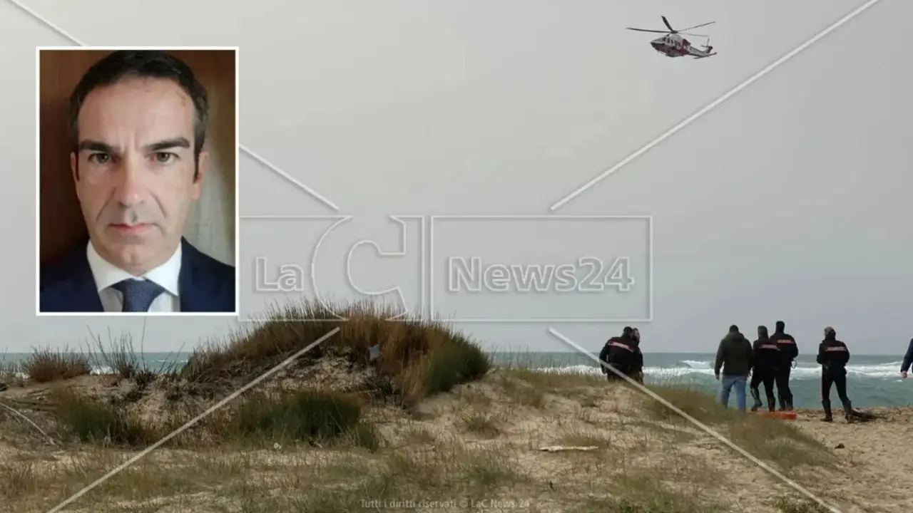 Il governatore Occhiuto, sullo sfondo la spiaggia di Steccato di Cutro