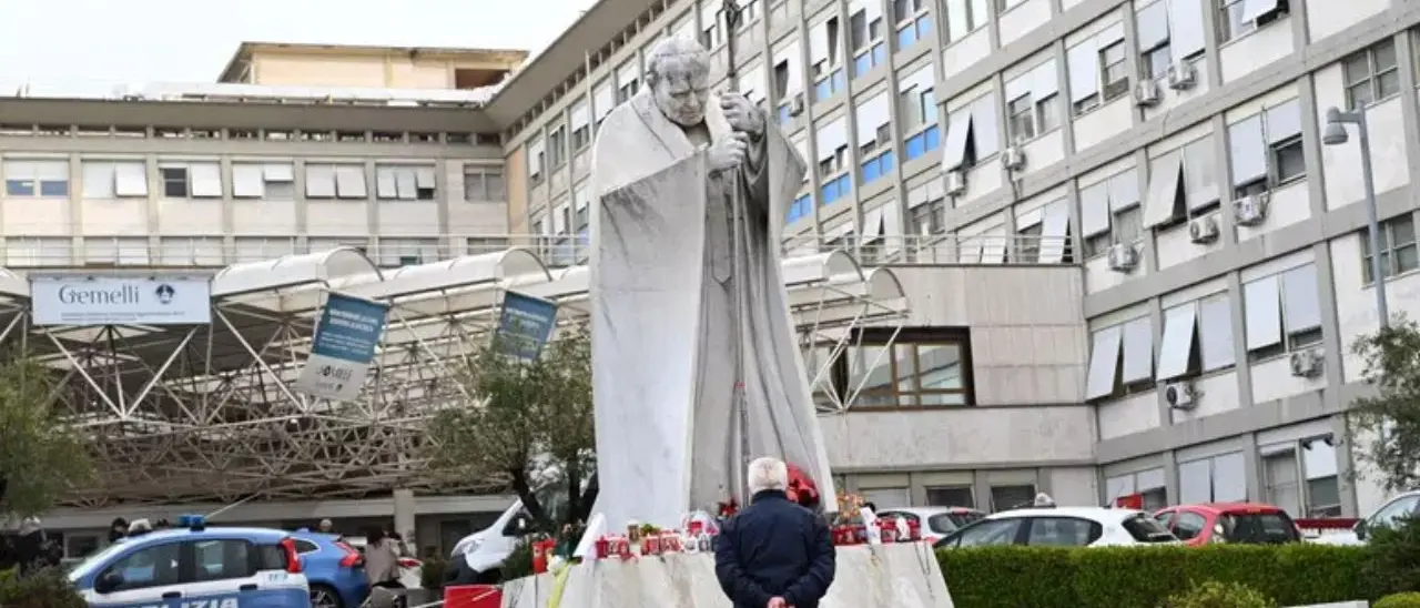 Papa Francesco ricoverato, il bollettino del Vaticano: «Notte tranquilla per il Pontefice, sta riposando»