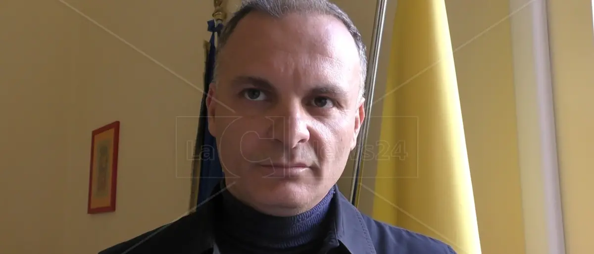 Crisi al Comune di Catanzaro, il consigliere Serò: «Non sono riusciti a mandare a casa Fiorita e adesso chiedono di non votarlo»\n