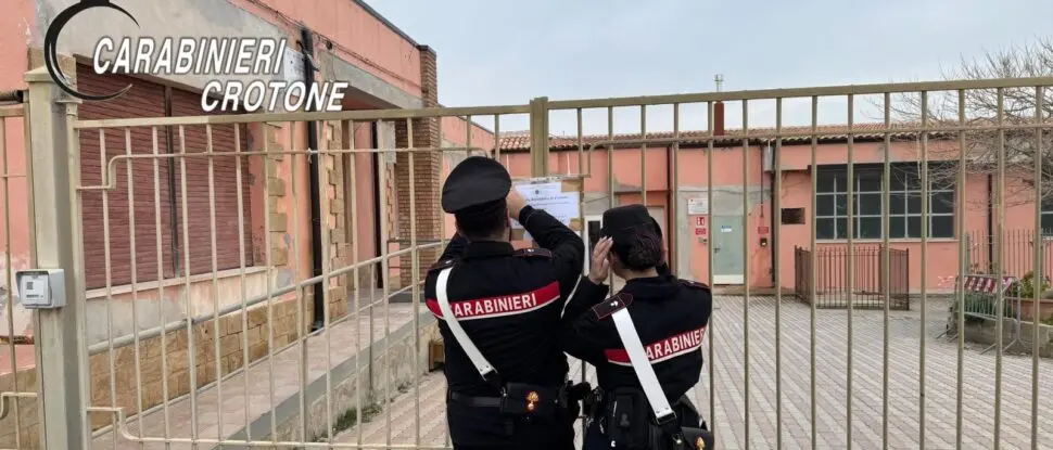 Isola Capo Rizzuto, la scuola rischia di crollare e i carabinieri la sequestrano: indagato il sindaco Vittimberga\n