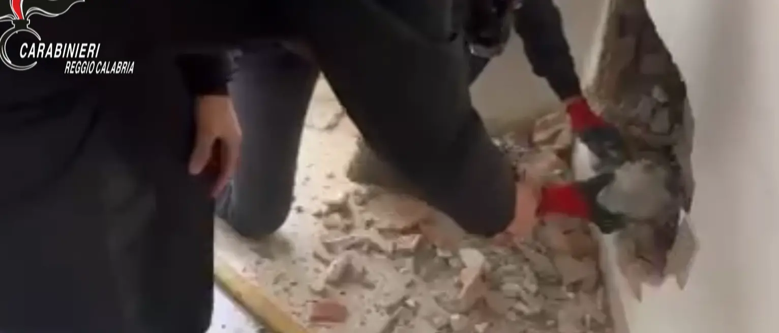 Reggio, abbattono una parete di un appartamento disabitato e trovano un nascondiglio per la cocaina\n