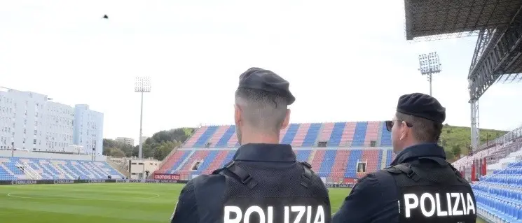 Crotone, Daspo da 1 a 8 anni per cinque tifosi che avrebbero tentato di aggredire supporter del Benevento dopo la partita