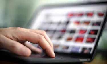 Ricatti sessuali per estorcere denaro, tre indagati: operavano online anche dalla provincia di Cosenza\n