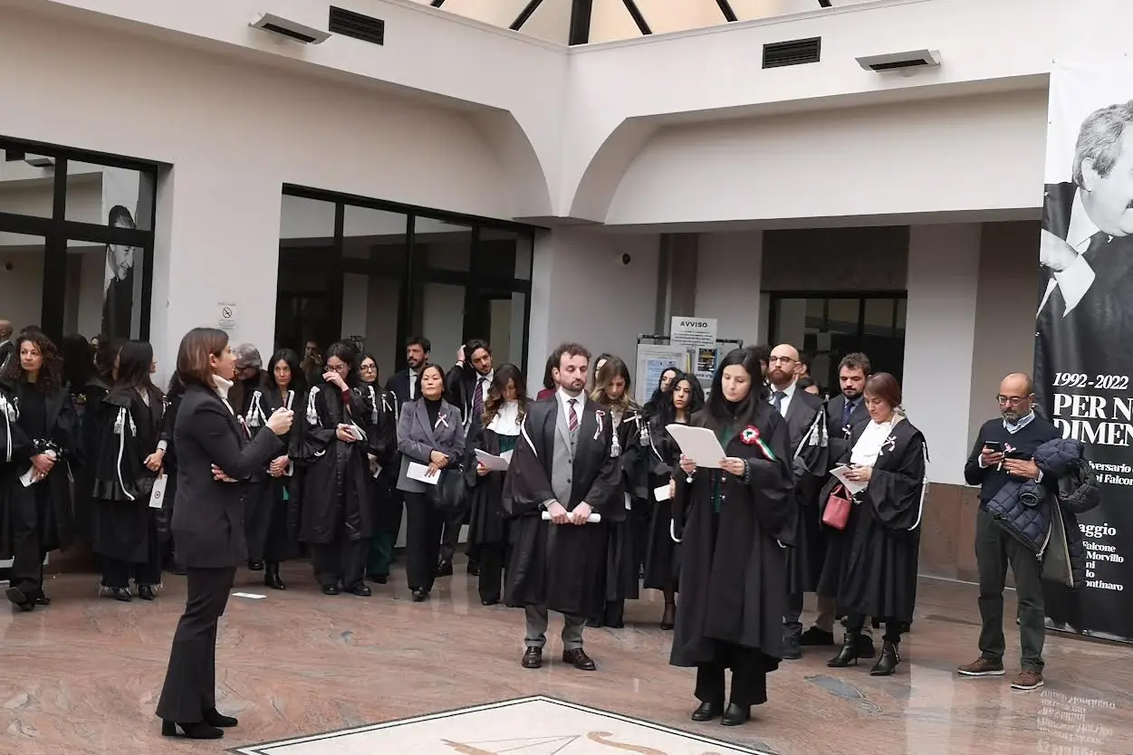 <p>Un momento della protesta dei magistrati di Catanzaro</p>\\n