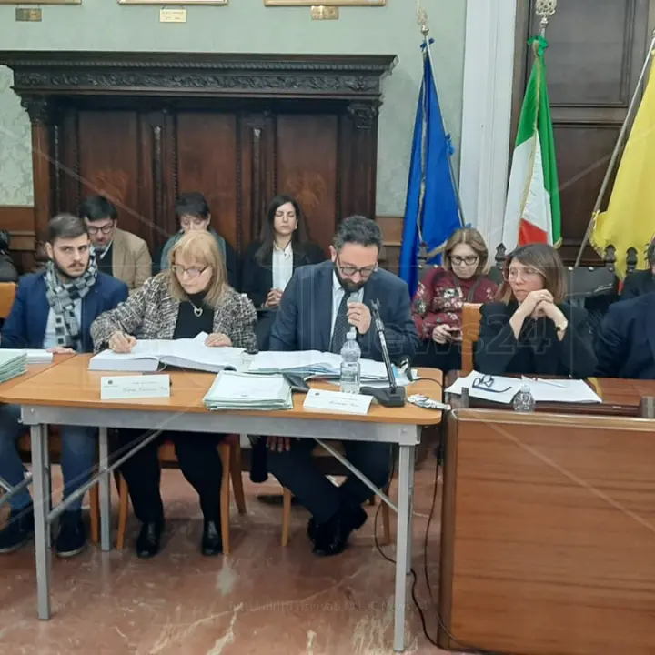 Catanzaro, Fiorita non cade: approvato il bilancio di previsione con 14 voti a favore, 11 contrari e 3 astenuti