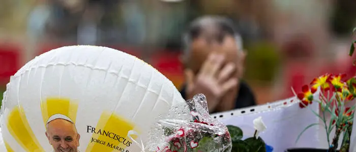 Papa Francesco ricoverato, il Vaticano: «La notte è trascorsa tranquilla, ora sta riposando»