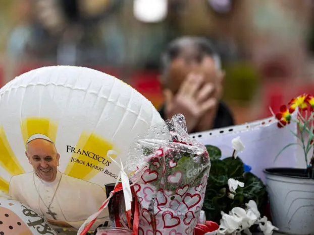 Papa Francesco ricoverato, il Vaticano: «La notte è trascorsa tranquilla, ora sta riposando»