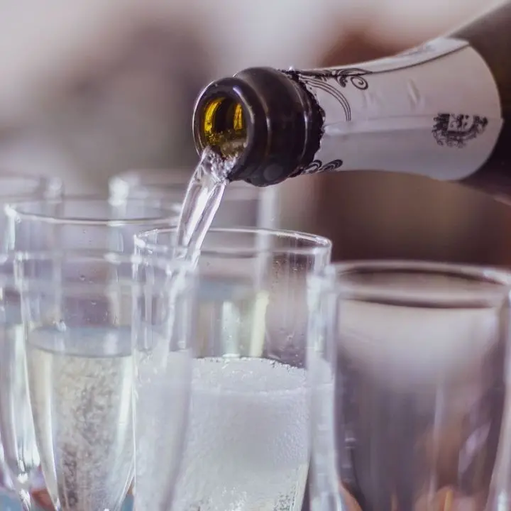 Con i dazi di Trump il vino italiano rischia di perdere un miliardo e gli Usa iniziano a fare scorte di Prosecco\n