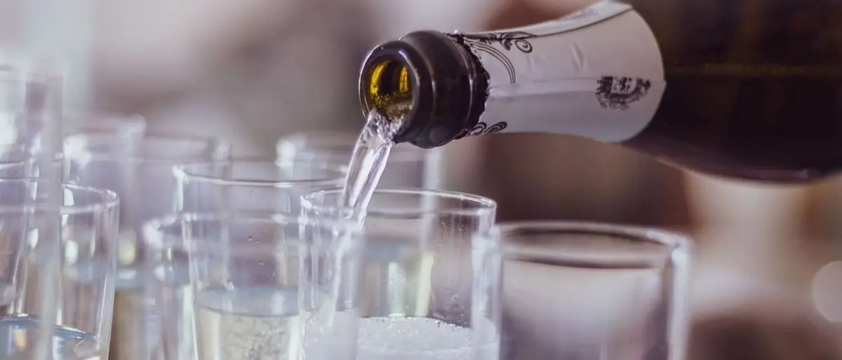 Con i dazi di Trump il vino italiano rischia di perdere un miliardo e gli Usa iniziano a fare scorte di Prosecco\n