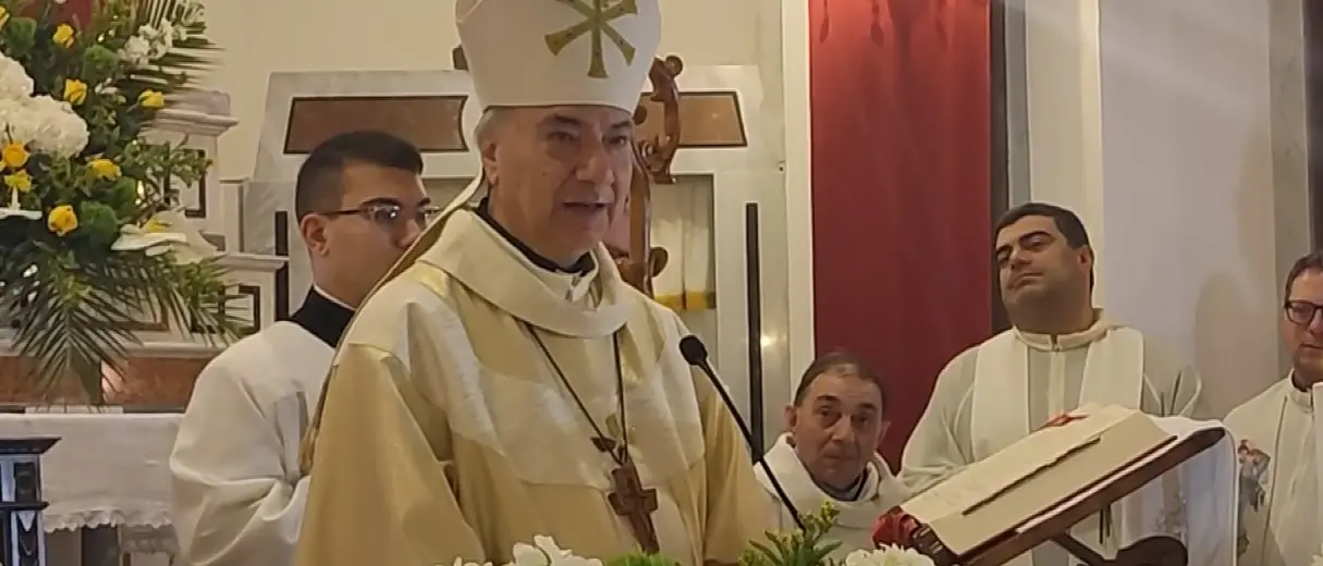 Don Battaglia celebra a Catanzaro la prima messa da cardinale: «La nostra preghiera va a Papa Francesco»\n
