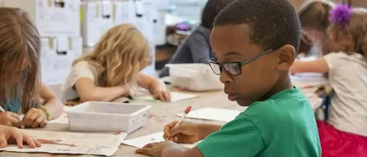 Ius Scholae,\u00A0diventare cittadini studiando in Italia:\u00A0il Comune di Reggio approva la mozione a favore della riforma\u00A0\n\n\n