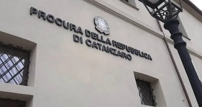 Appalti e concorsi truccati nel settore sanitario a Catanzaro: sale a 46 il numero degli indagati