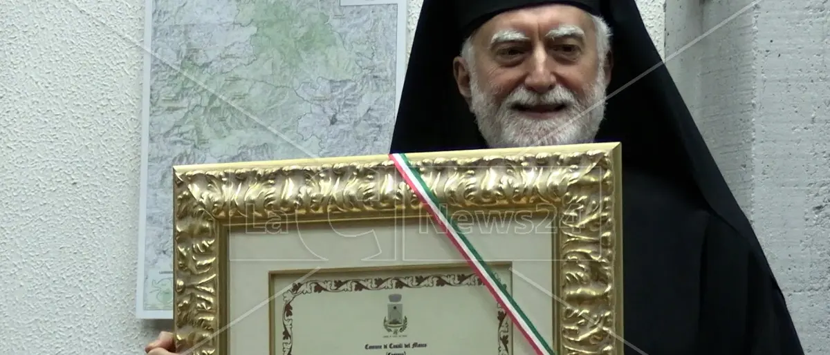 Un nuovo cittadino per Casali del Manco: per l’Eparca di Lungro l’onorificenza dal suo comune d’origine\n