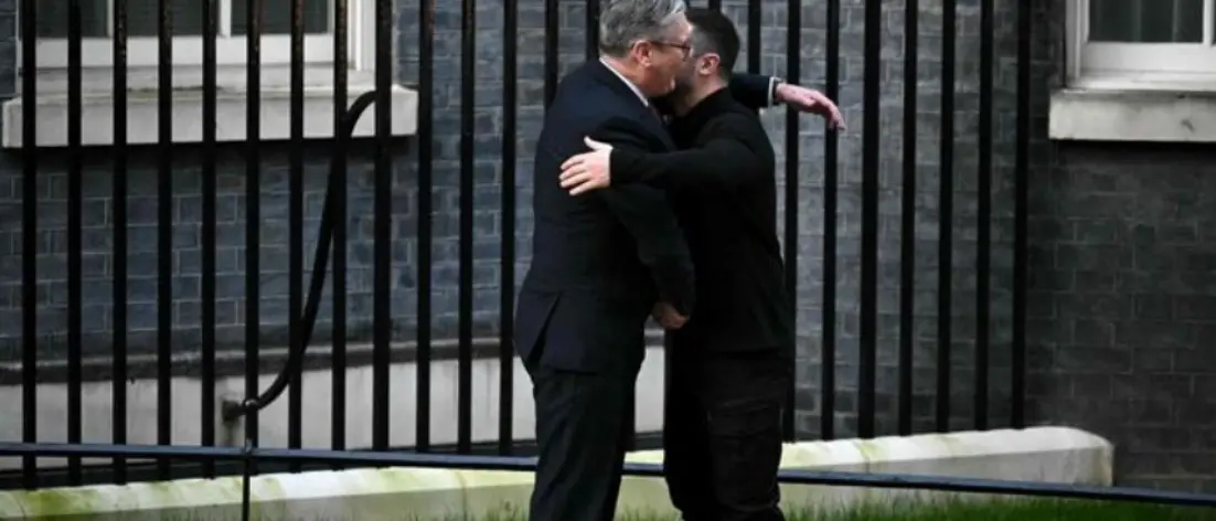 Ucraina, l’abbraccio del premier britannico Starmer a Zelensky: «Con voi fino alla fine». E Meloni chiama Trump\n