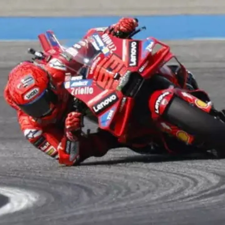 MotoGp, la “prima” è di Marc Marqez. In Tailandia lo spagnolo vince davanti al fratello Alex e al rivale Bagnaia\n