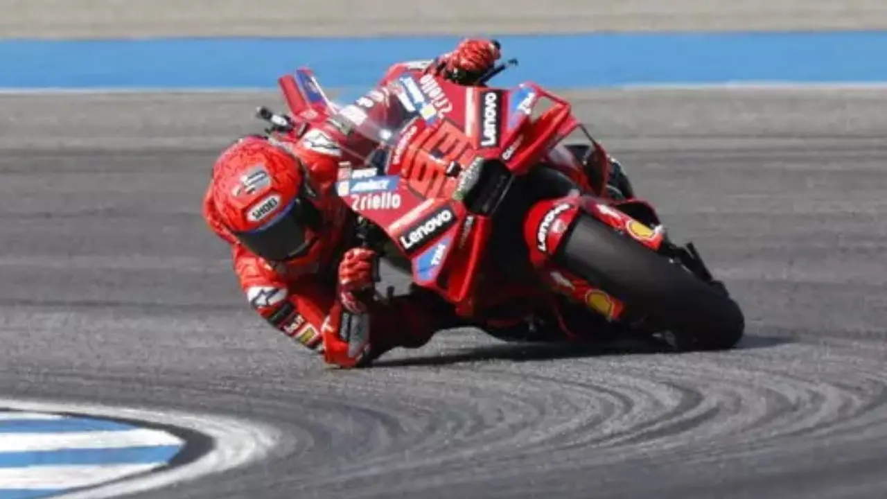 MotoGp, la “prima” è di Marc Marqez. In Tailandia lo spagnolo vince davanti al fratello Alex e al rivale Bagnaia\n