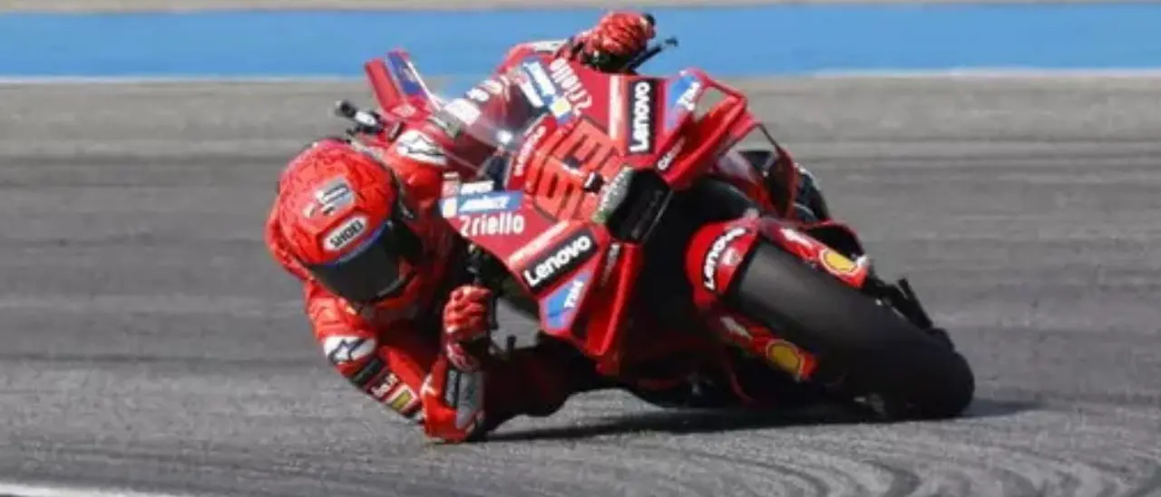 MotoGp, la “prima” è di Marc Marqez. In Tailandia lo spagnolo vince davanti al fratello Alex e al rivale Bagnaia\n