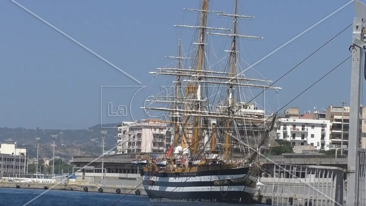 <p>La nave scuola Amerigo Vespucci nel porto di Reggio Calabria nel 2022</p>\\n