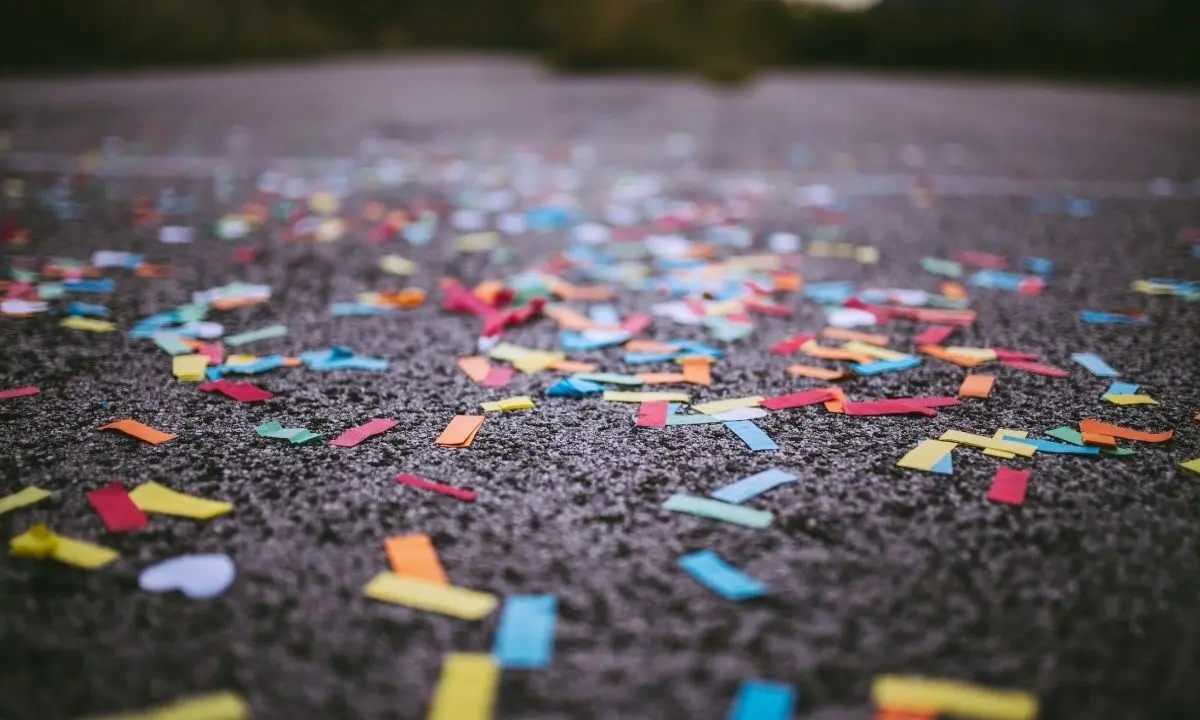 «Microplastiche nei coriandoli inquinano ciò che mangiamo, beviamo e respiriamo», l’allarme dei medici