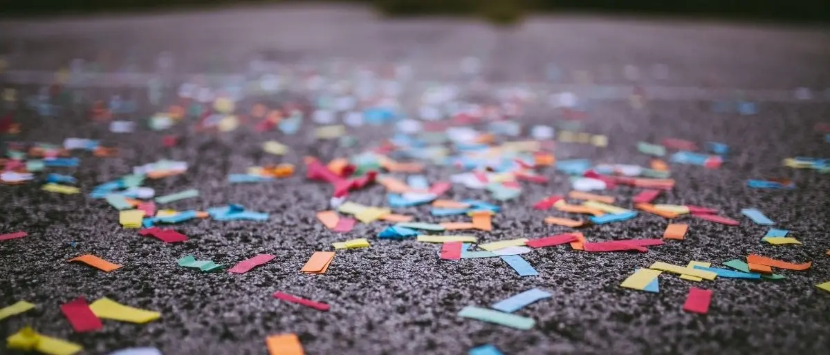 «Microplastiche nei coriandoli inquinano ciò che mangiamo, beviamo e respiriamo», l’allarme dei medici