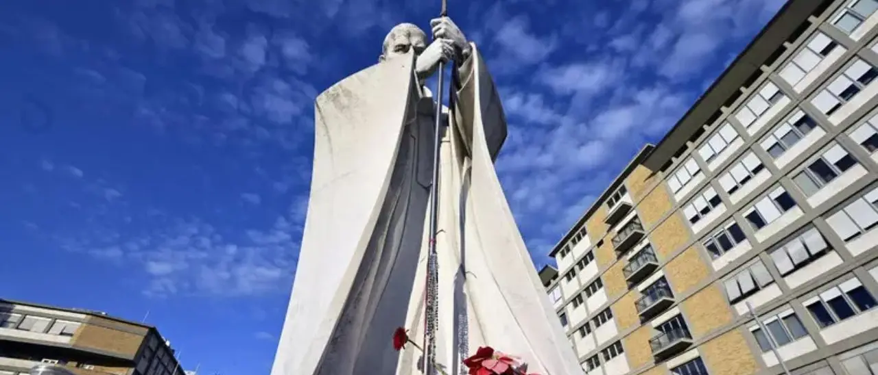 Papa Francesco ricoverato, il Vaticano: «Ha riposato bene tutta la notte»\n