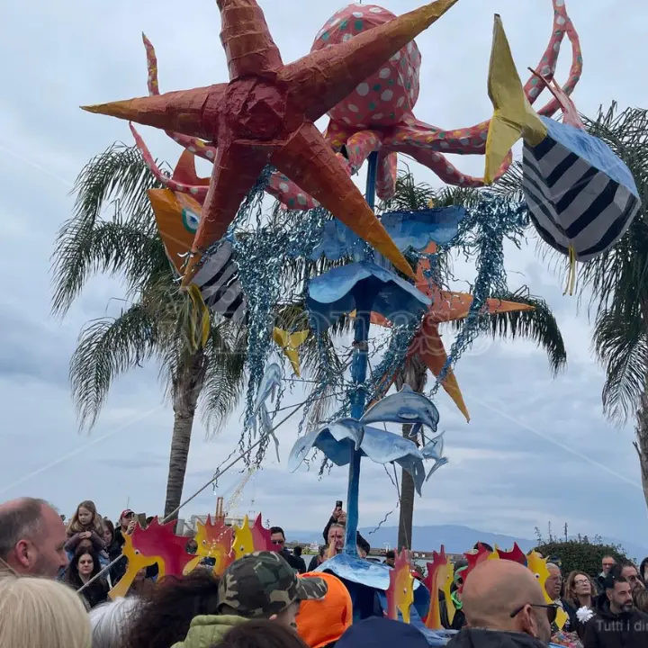 Il Carnevalmare di Vibo Marina conquista tutti: fiume di colori e mascherine sul lungomare