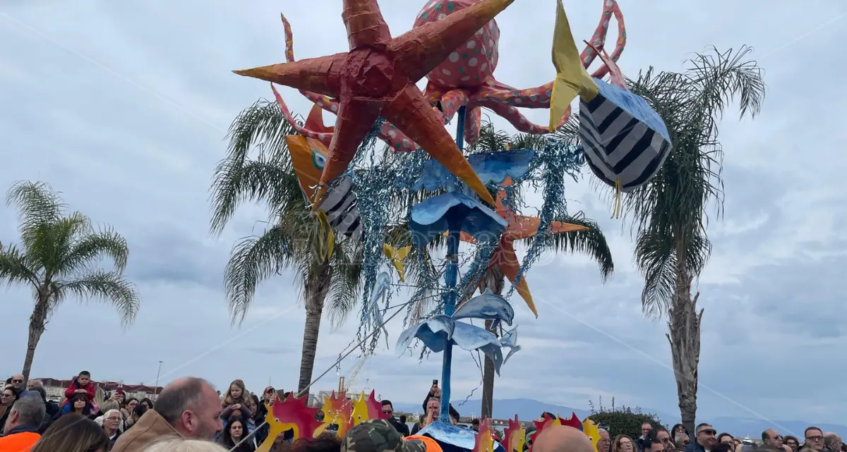 Il Carnevalmare di Vibo Marina conquista tutti: fiume di colori e mascherine sul lungomare