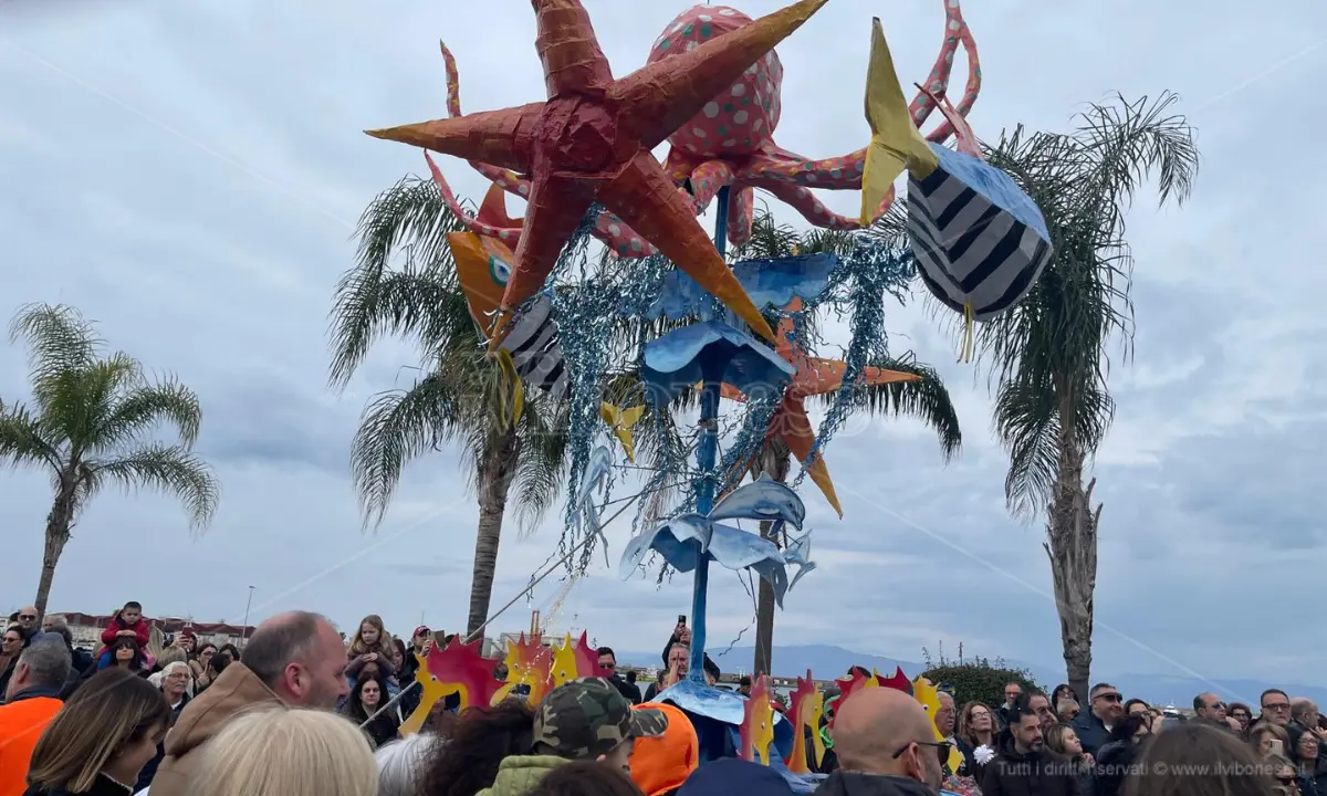 Il Carnevalmare di Vibo Marina conquista tutti: fiume di colori e mascherine sul lungomare