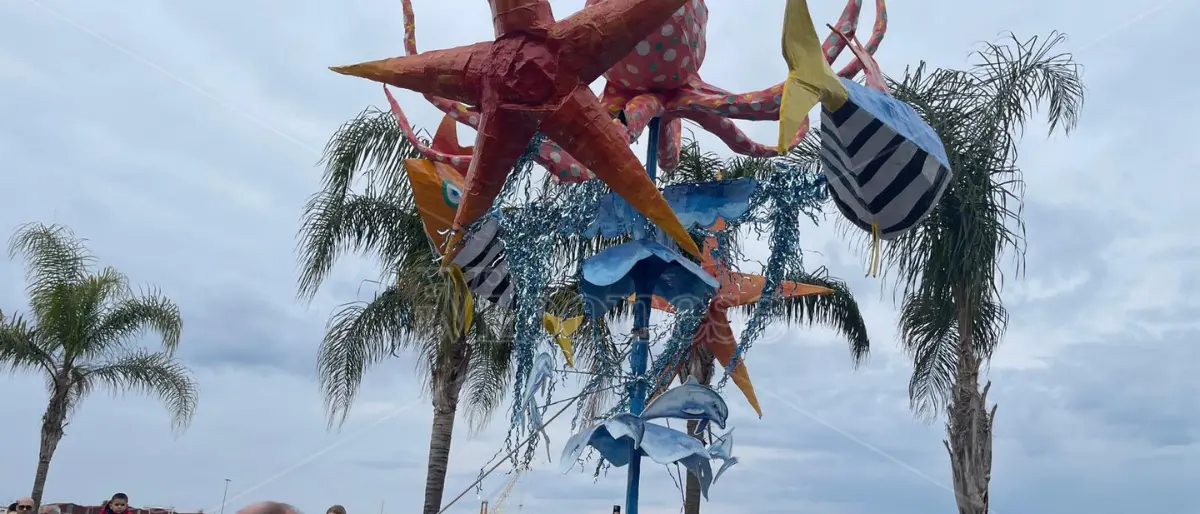 Il Carnevalmare di Vibo Marina conquista tutti: fiume di colori e mascherine sul lungomare