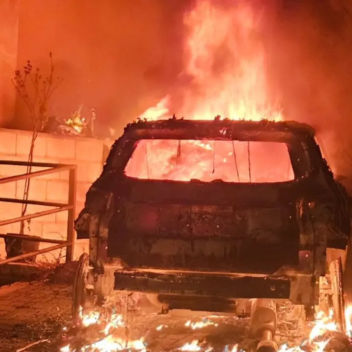 In fiamme l’auto del parroco di Santo Stefano d'Aspromonte, prevale la pista dolosa