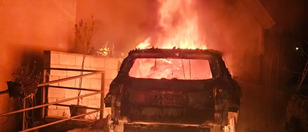 In fiamme l’auto del parroco di Santo Stefano d'Aspromonte, prevale la pista dolosa