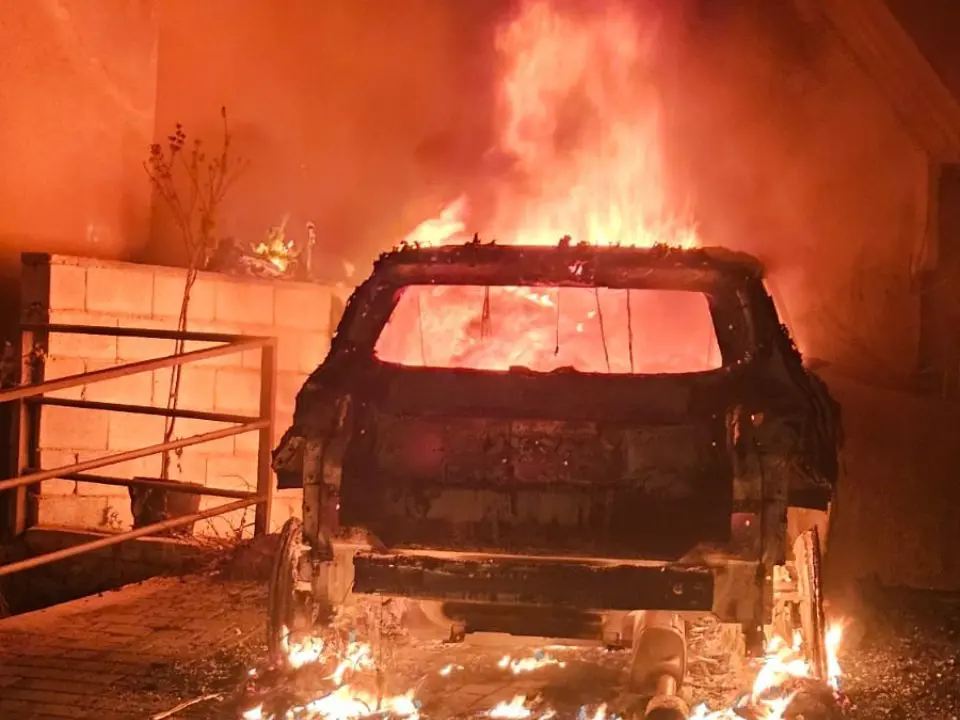 In fiamme l’auto del parroco di Santo Stefano d'Aspromonte, prevale la pista dolosa