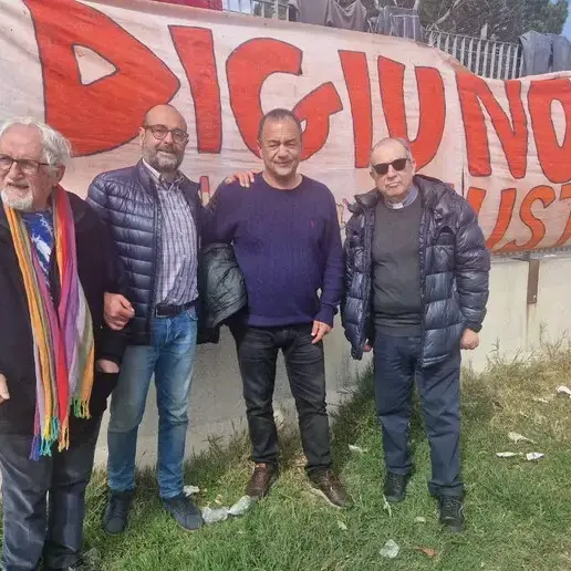 Mimmo Lucano in visita alla baraccopoli di San Ferdinando: «Questo scempio va chiuso subito»