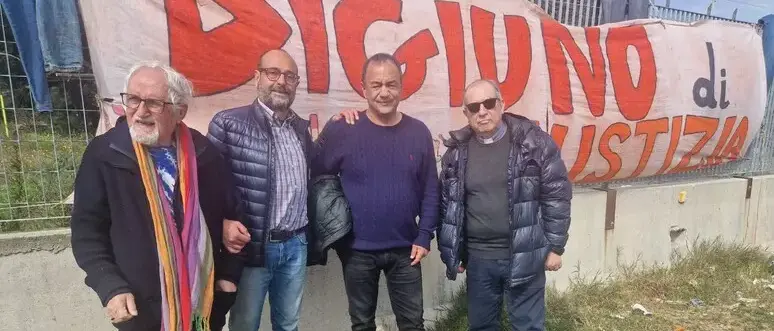 Mimmo Lucano in visita alla baraccopoli di San Ferdinando: «Questo scempio va chiuso subito»
