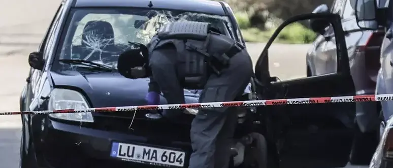 Auto sulla folla in Germania: due morti e almeno 25 feriti. Il conducente ha tentato di suicidarsi, è gravissimo\n