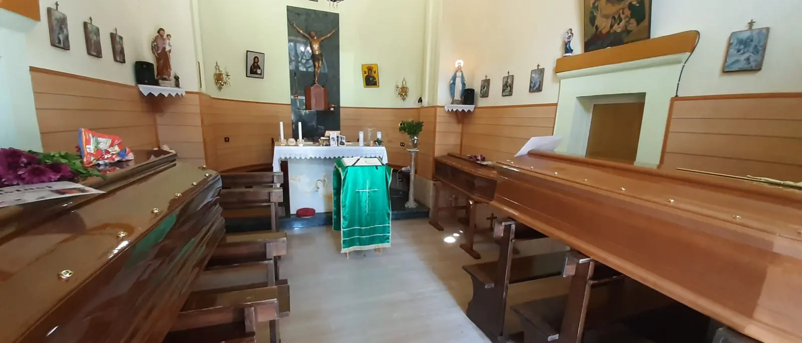 Trenta bare in attesa di sepoltura a Catanzaro, rabbia e amarezza dei familiari: «Cimiteri in condizioni disastrose, nessun rispetto»