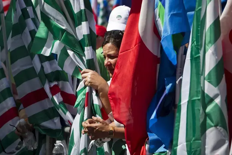 Continua la protesta dei forestali calabresi: «Contratto bloccato da 13 anni e Regione assente, un’offesa ai lavoratori»\n