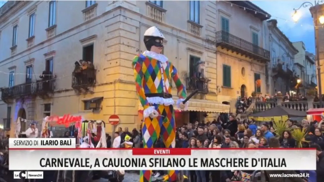 Carnevale, a Caulonia sfilano le maschere d'Italia