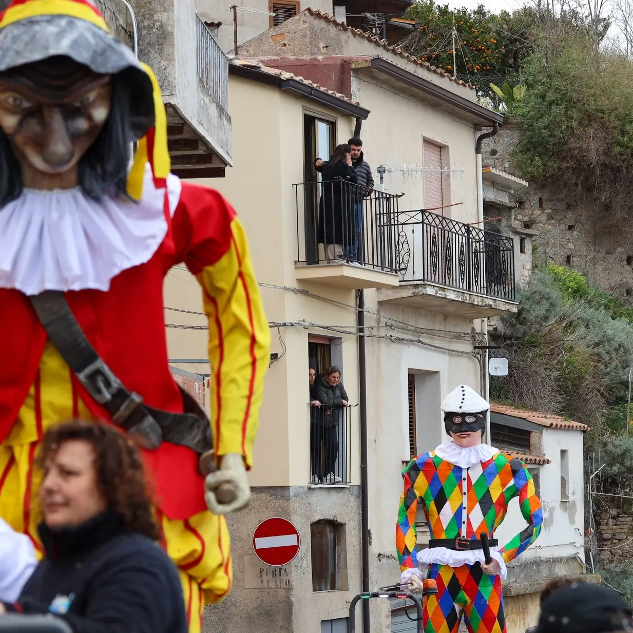 Carnevale a Caulonia: protagoniste le Maschere d’Italia con un omaggio a Pino D'Angiò\n