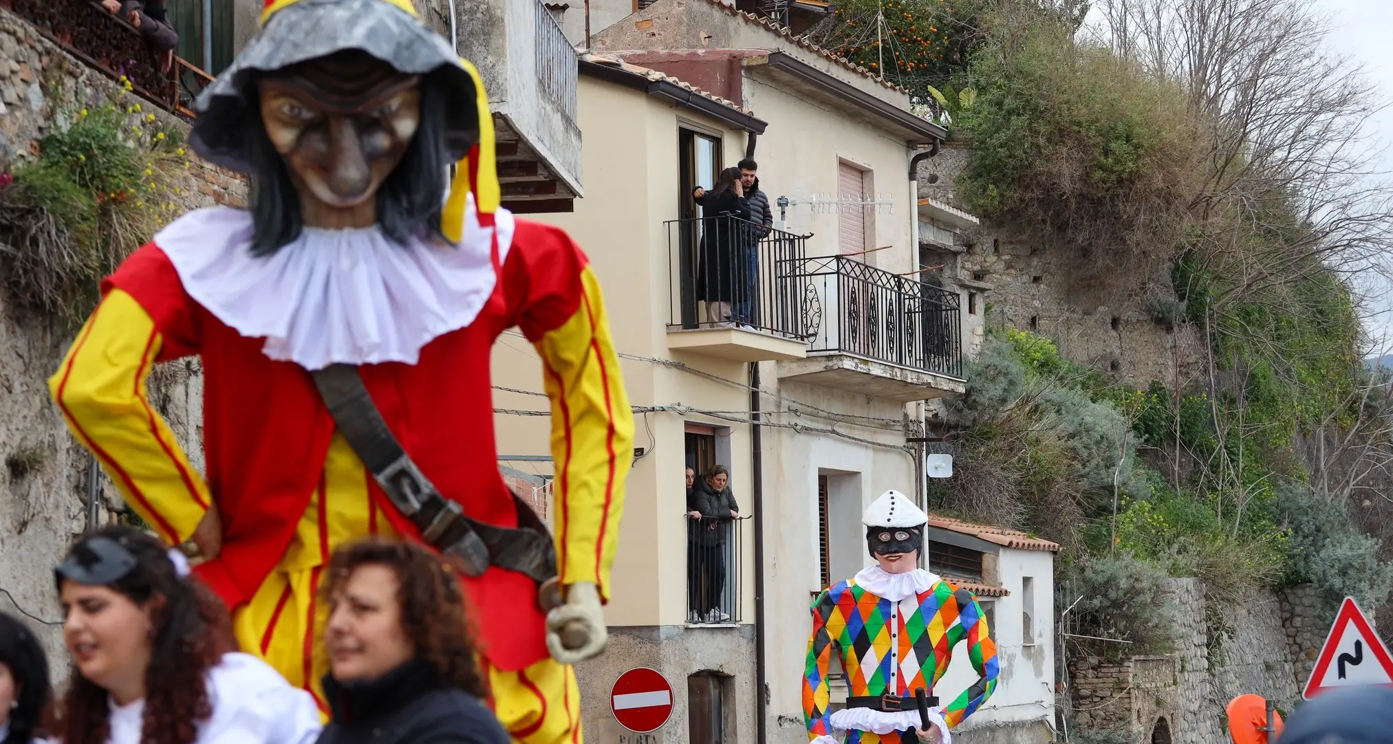 Carnevale a Caulonia: protagoniste le Maschere d’Italia con un omaggio a Pino D'Angiò\n