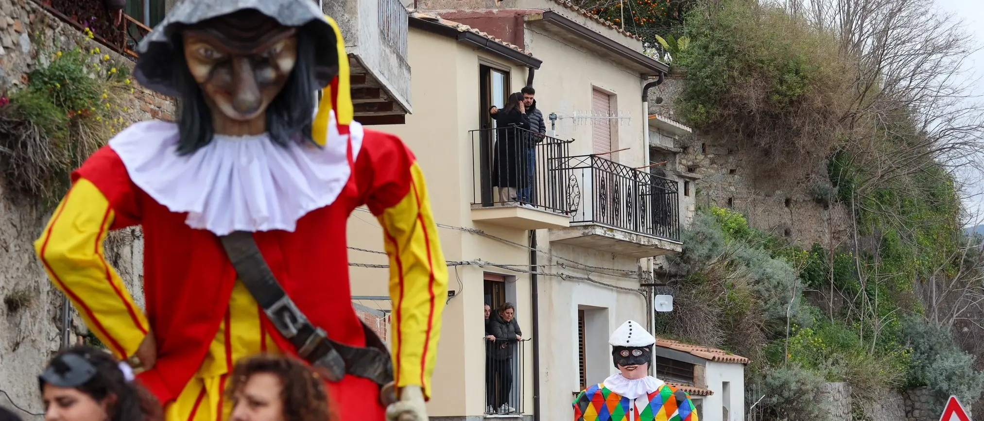 Carnevale a Caulonia: protagoniste le Maschere d’Italia con un omaggio a Pino D'Angiò\n