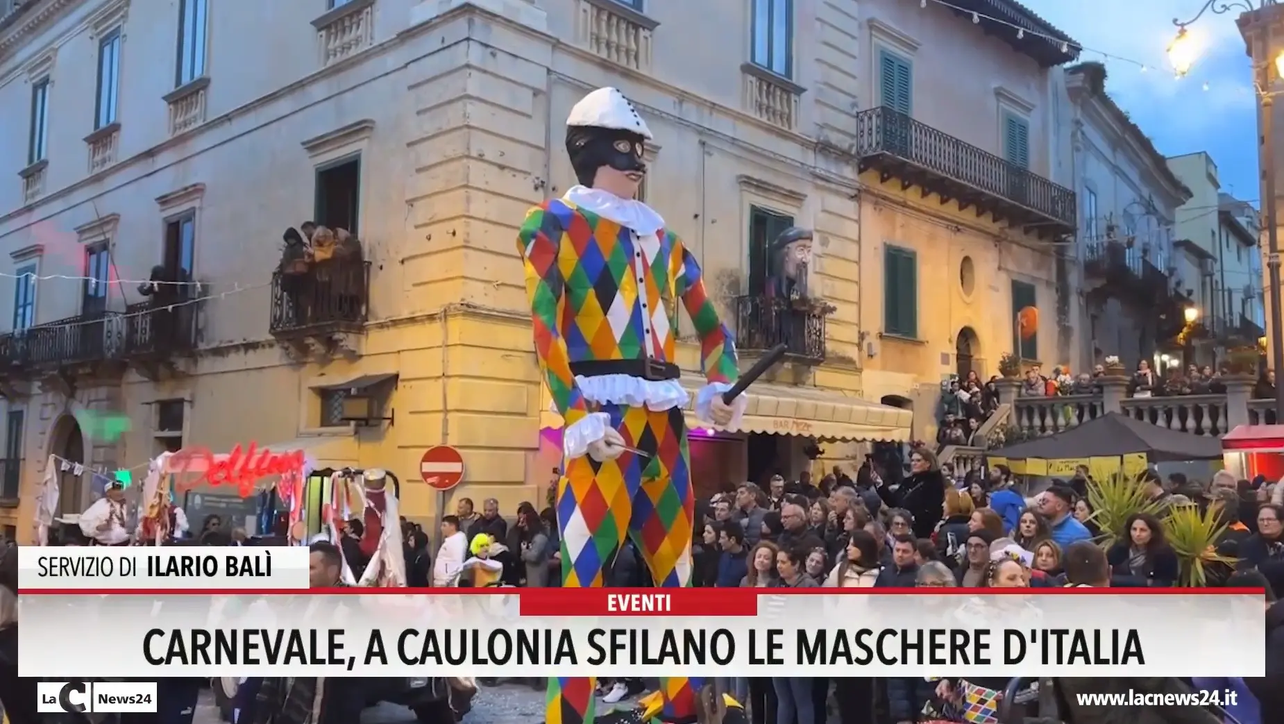 Carnevale, a Caulonia sfilano le maschere d'Italia