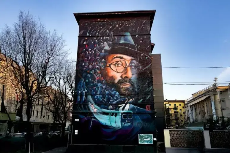 A Bologna inaugurato un murale dedicato a Lucio Dalla: l’omaggio nel giorno in cui avrebbe compiuto 82 anni