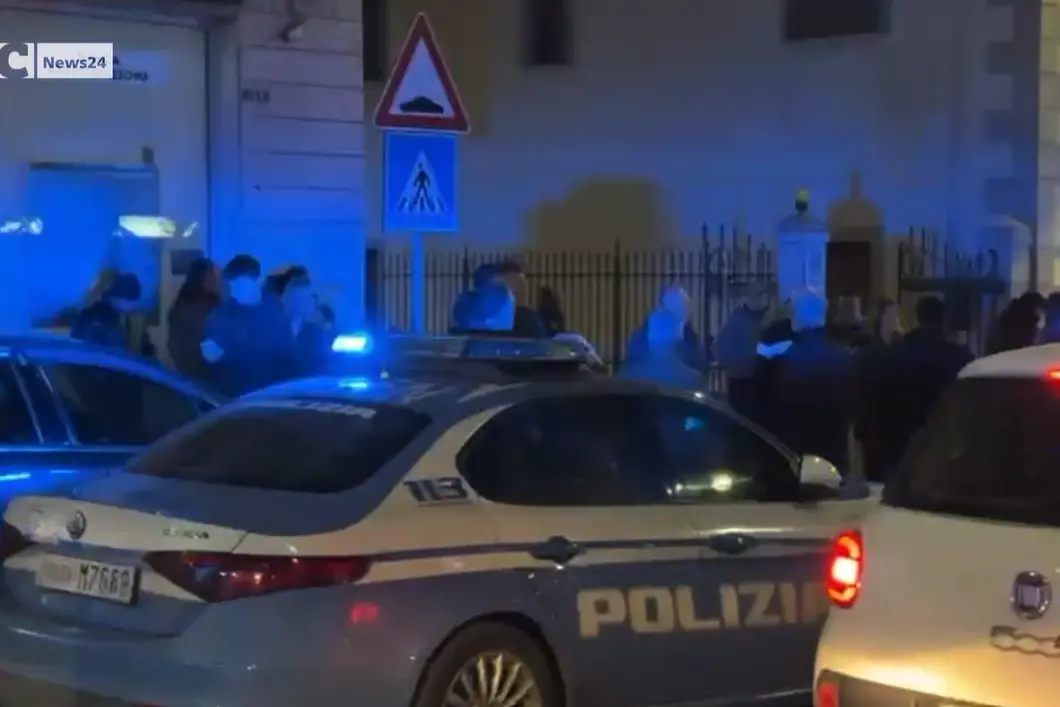 <p>La polizia sul luogo dell&#39;aggressione</p>\\n