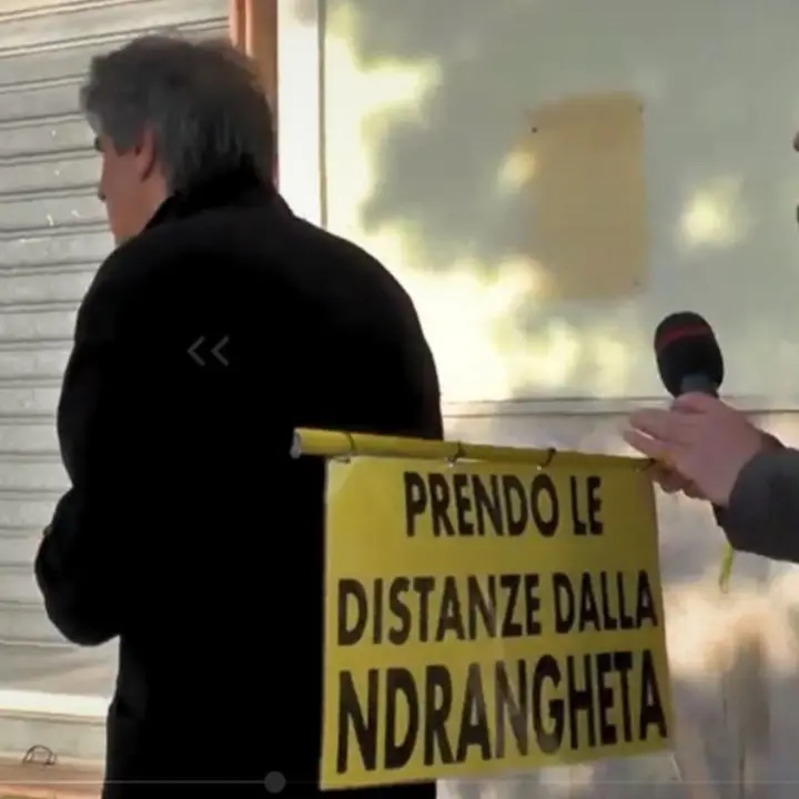 «O te ne vai o ti spacco la faccia», aggredito a Cetraro l’inviato di Striscia la Notizia Macrì\u00A0\n