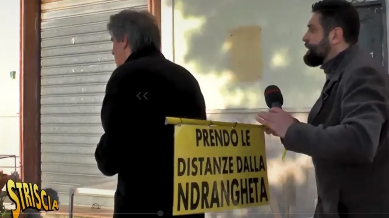 «O te ne vai o ti spacco la faccia», aggredito a Cetraro l’inviato di Striscia la Notizia Macrì\u00A0\n