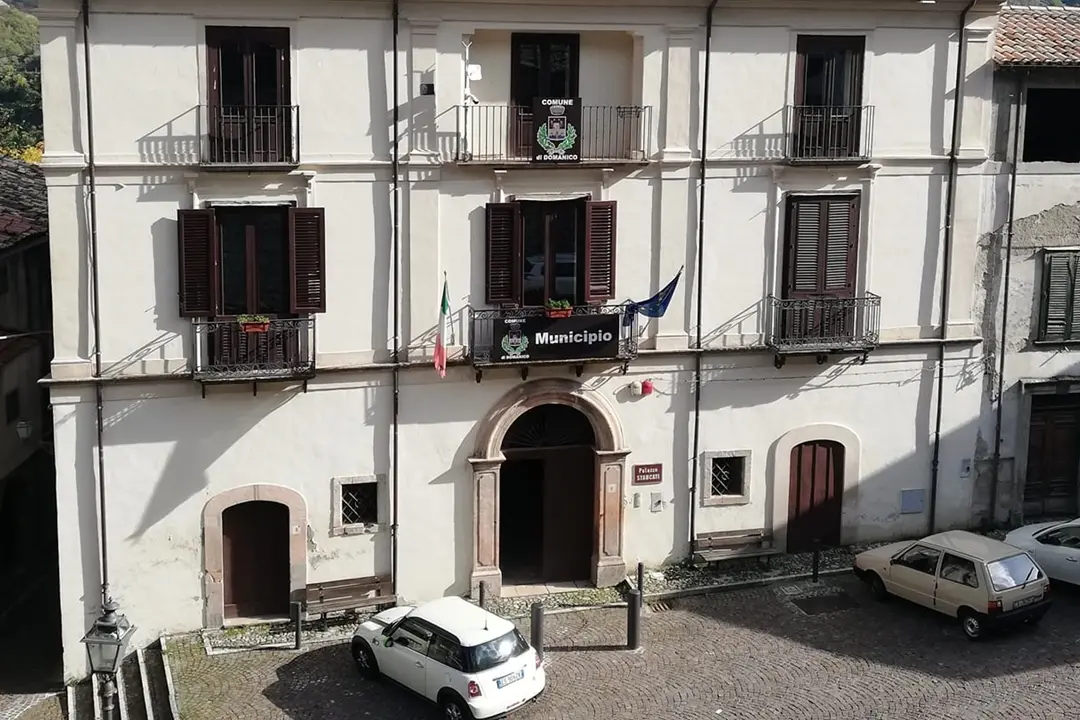 <p>Il municipio di Domanico</p>\\n