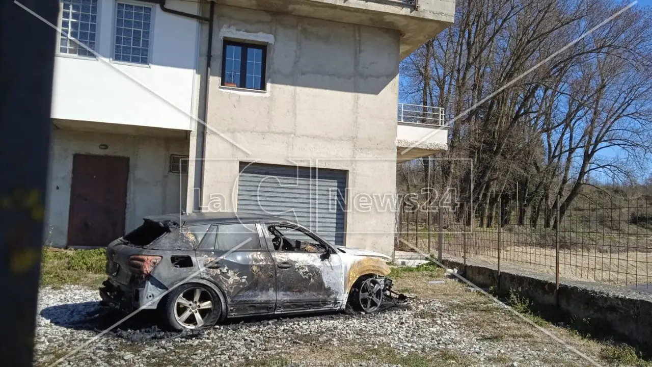 Serra San Bruno,\u00A0l’auto del sindaco Barillari distrutta dalle fiamme: si segue\u00A0la pista dolosa\n