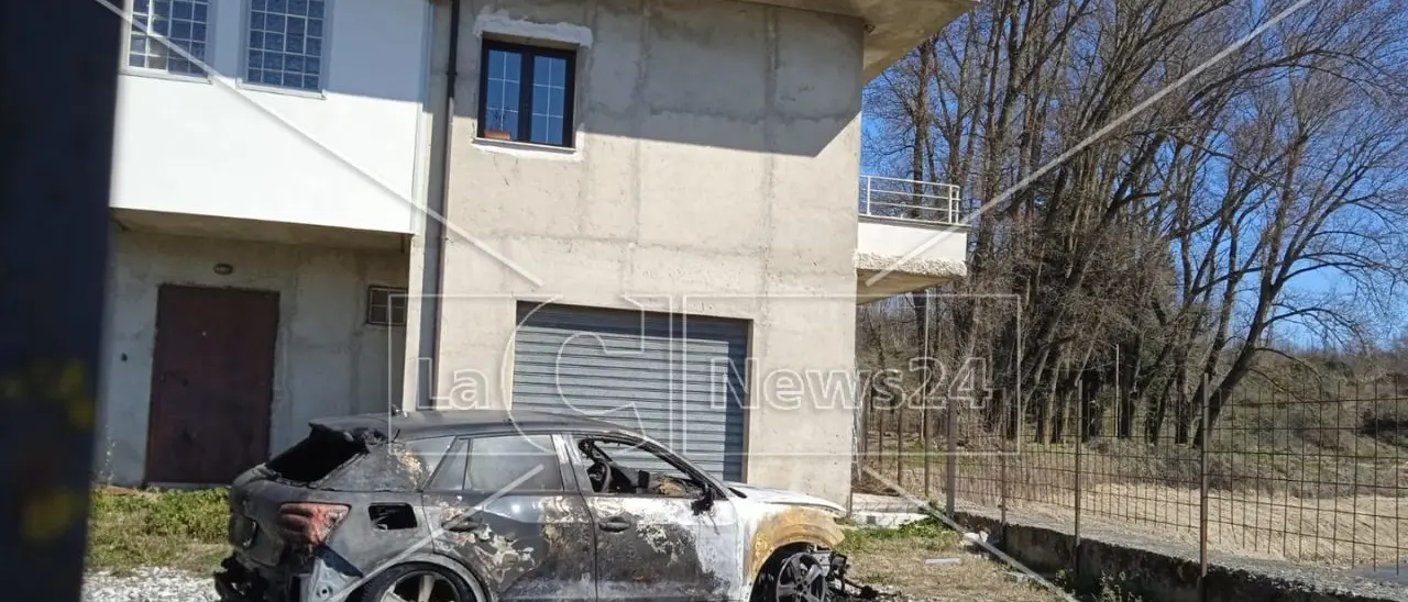 Serra San Bruno,\u00A0l’auto del sindaco Barillari distrutta dalle fiamme: si segue\u00A0la pista dolosa\n