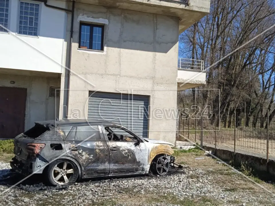 Serra San Bruno, l’auto del sindaco Barillari distrutta dalle fiamme: si segue la pista dolosa